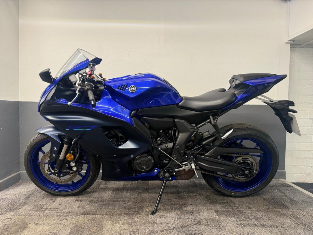 YAMAHA R7