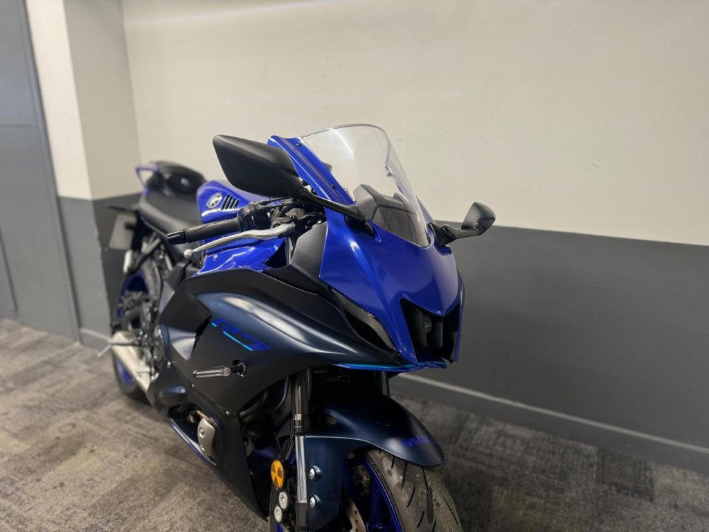 YAMAHA R7
