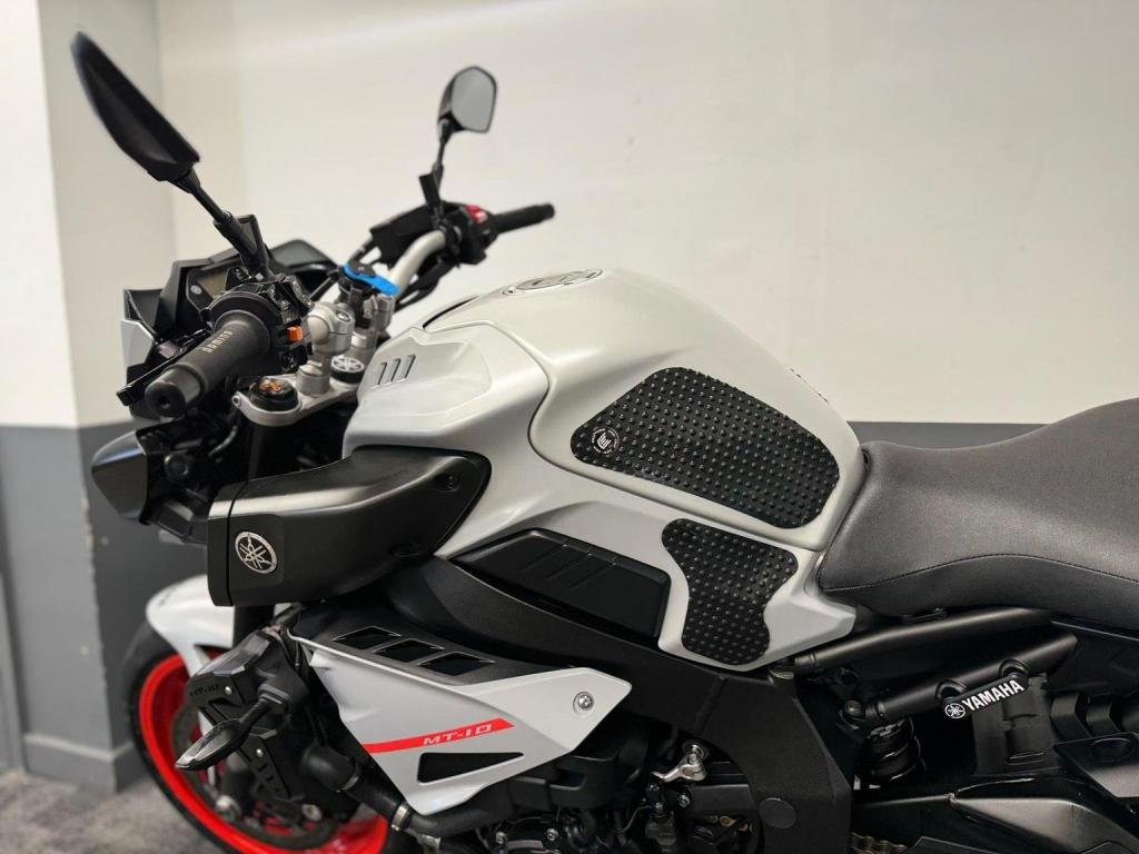 YAMAHA MT-10