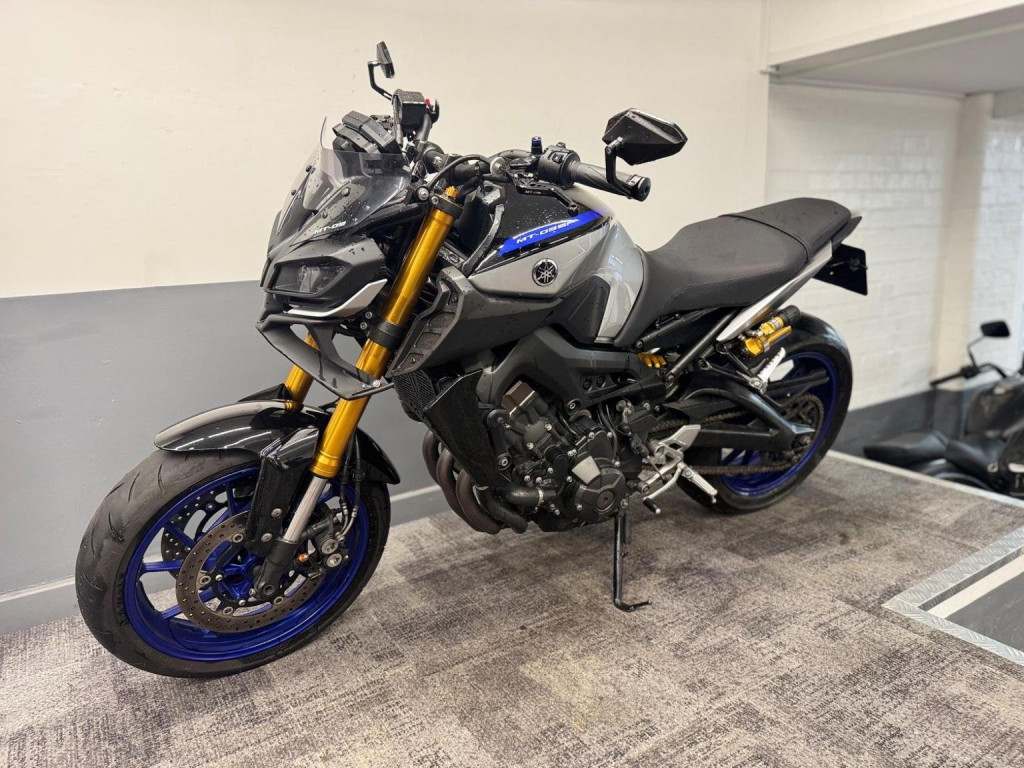 YAMAHA MT-09