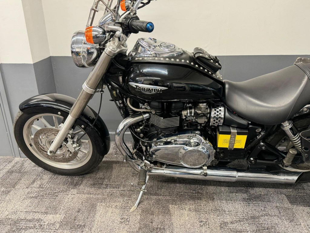 TRIUMPH Bonneville
