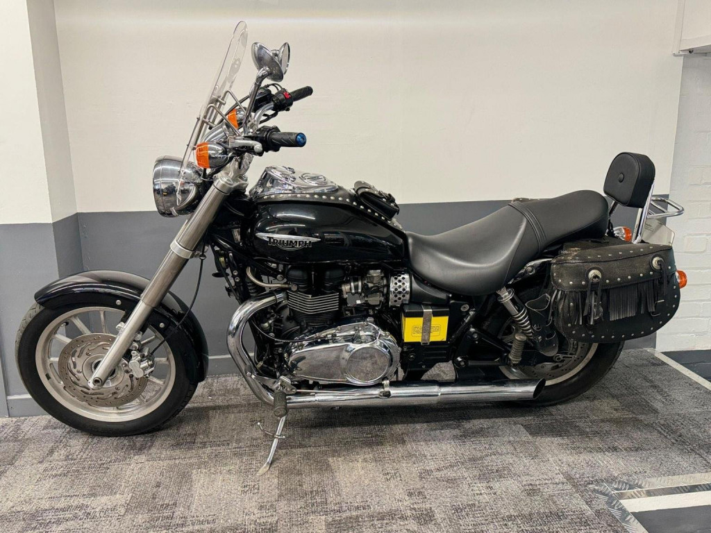 TRIUMPH Bonneville