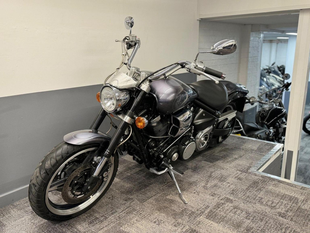 YAMAHA XV1700
