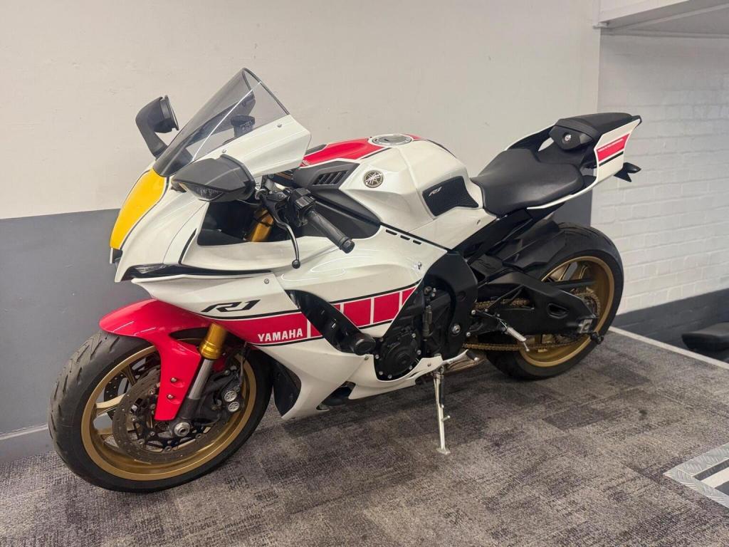 YAMAHA R1