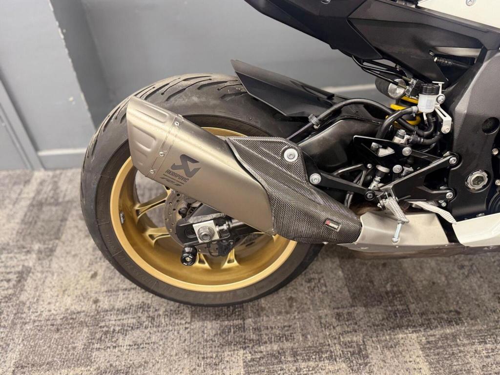 YAMAHA R1