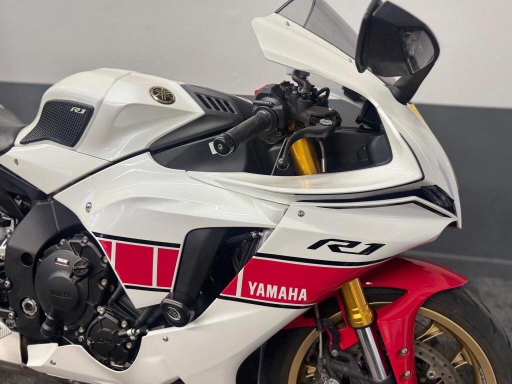 YAMAHA R1