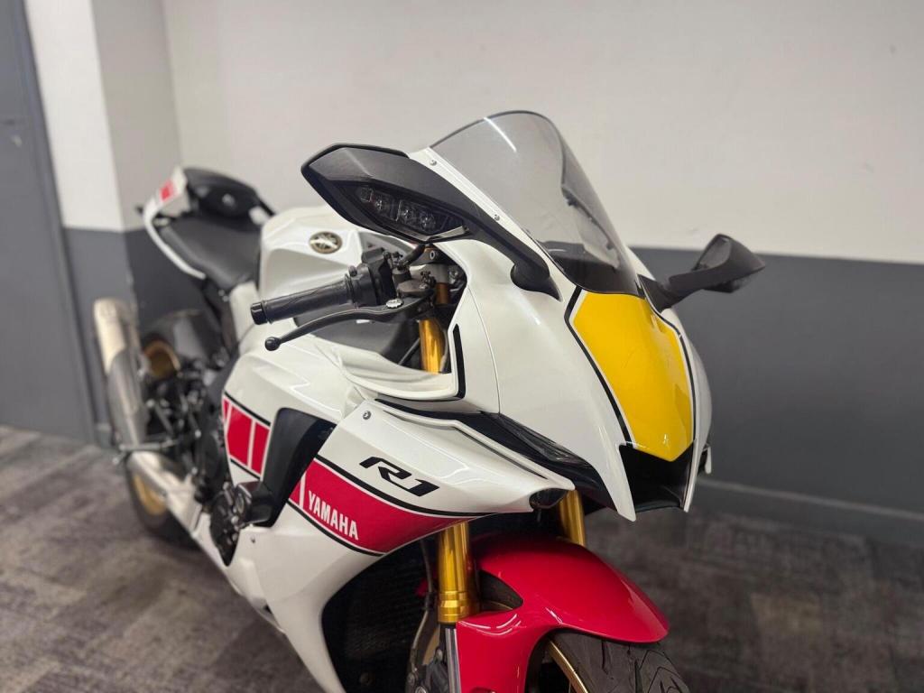 YAMAHA R1
