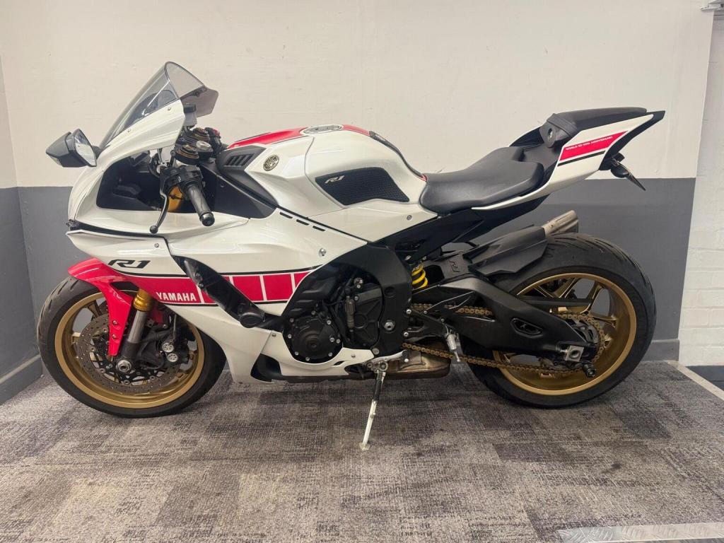 YAMAHA R1