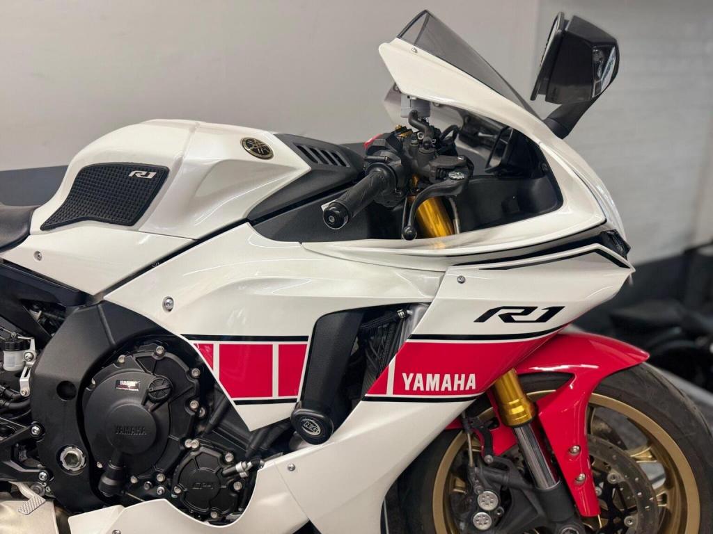 YAMAHA R1
