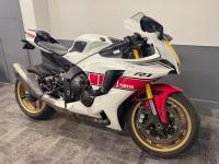 YAMAHA R1
