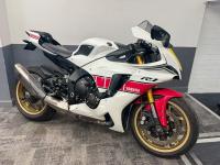 YAMAHA R1