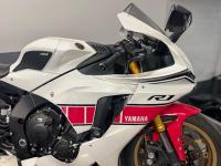 YAMAHA R1