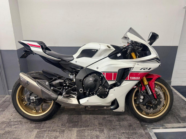 YAMAHA R1