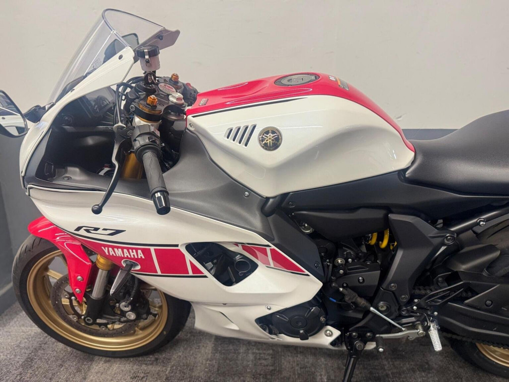 YAMAHA R7
