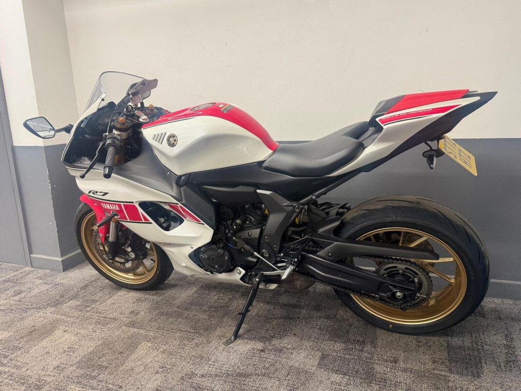 YAMAHA R7
