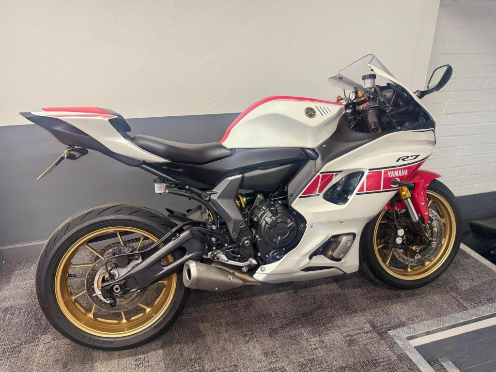 YAMAHA R7