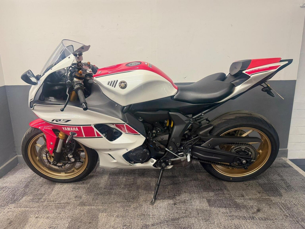YAMAHA R7