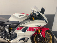 YAMAHA R7