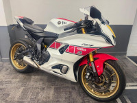YAMAHA R7