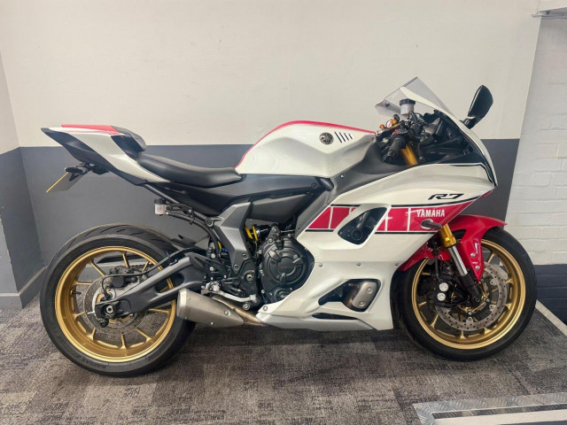 YAMAHA R7