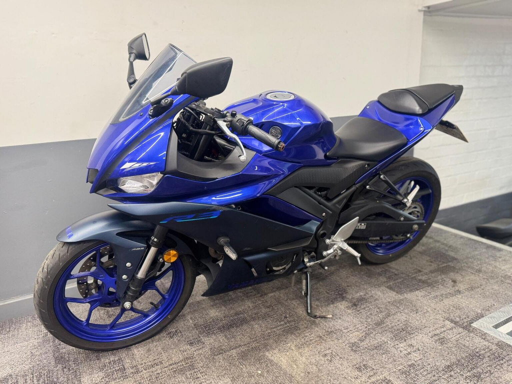 YAMAHA R3