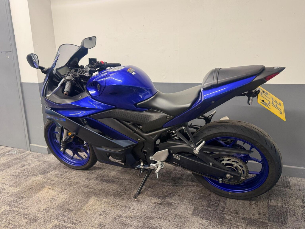YAMAHA R3