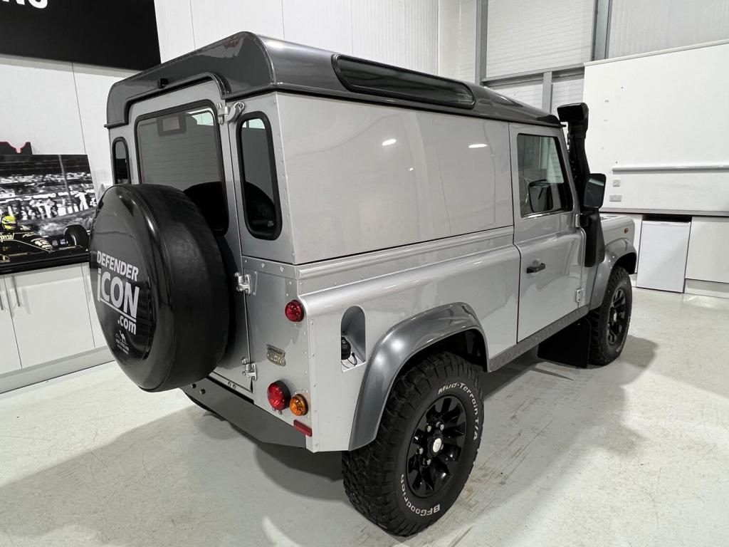 LAND ROVER DEFENDER
