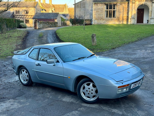 PORSCHE 944