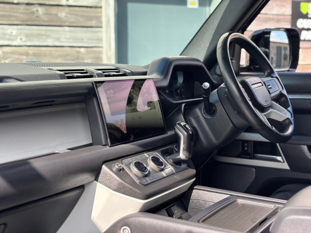 LAND ROVER DEFENDER 110