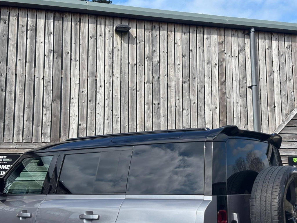 LAND ROVER DEFENDER 110