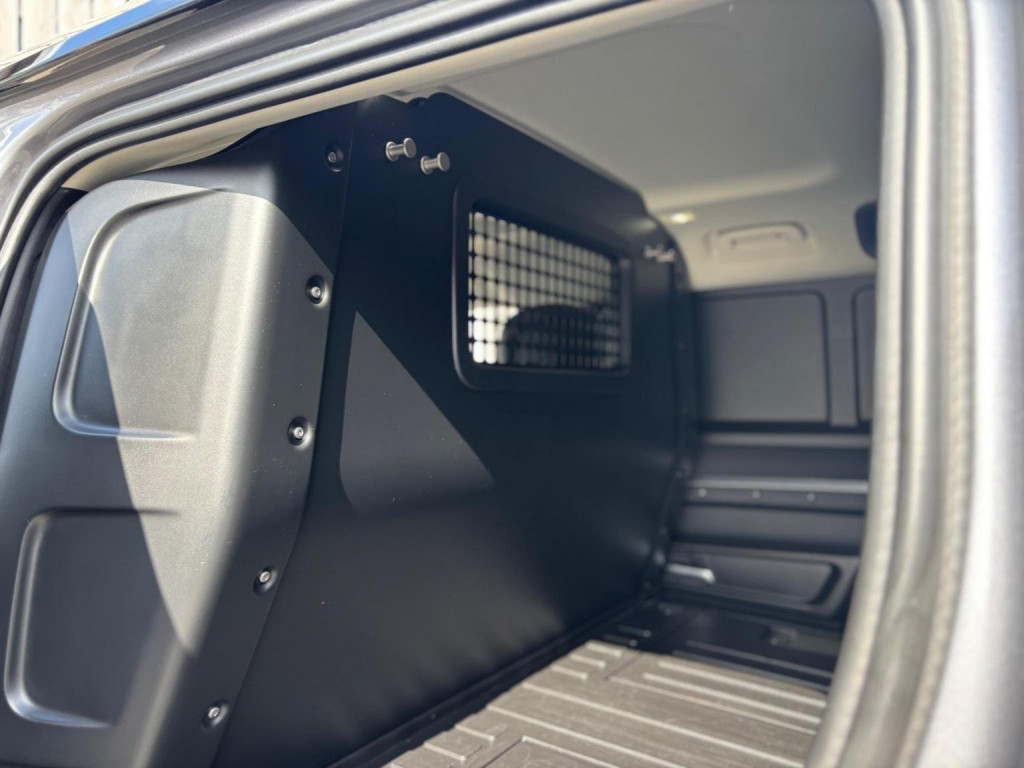 LAND ROVER DEFENDER 110