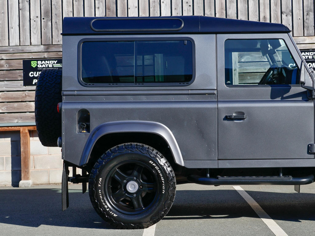 LAND ROVER DEFENDER 90