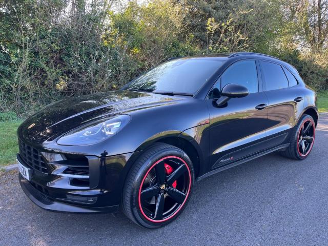 PORSCHE MACAN