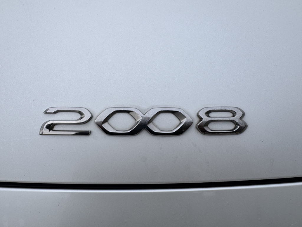 PEUGEOT E-2008